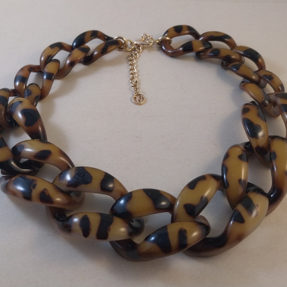 Chic Tortoise Plastik Necklace - Picture 6 of 14
